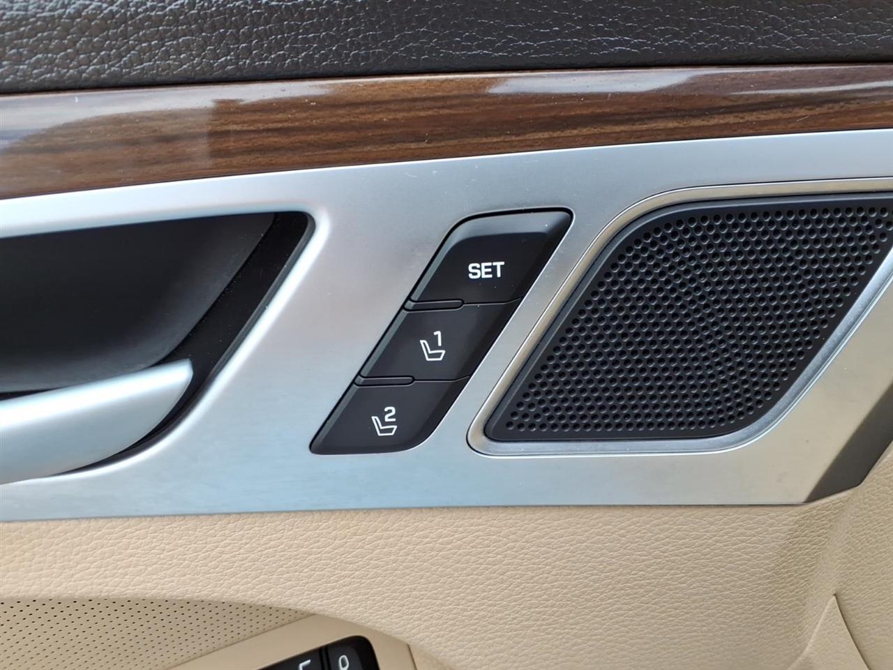 Hyundai Genesis 4dr Sdn V6 3.8L RWD 2015