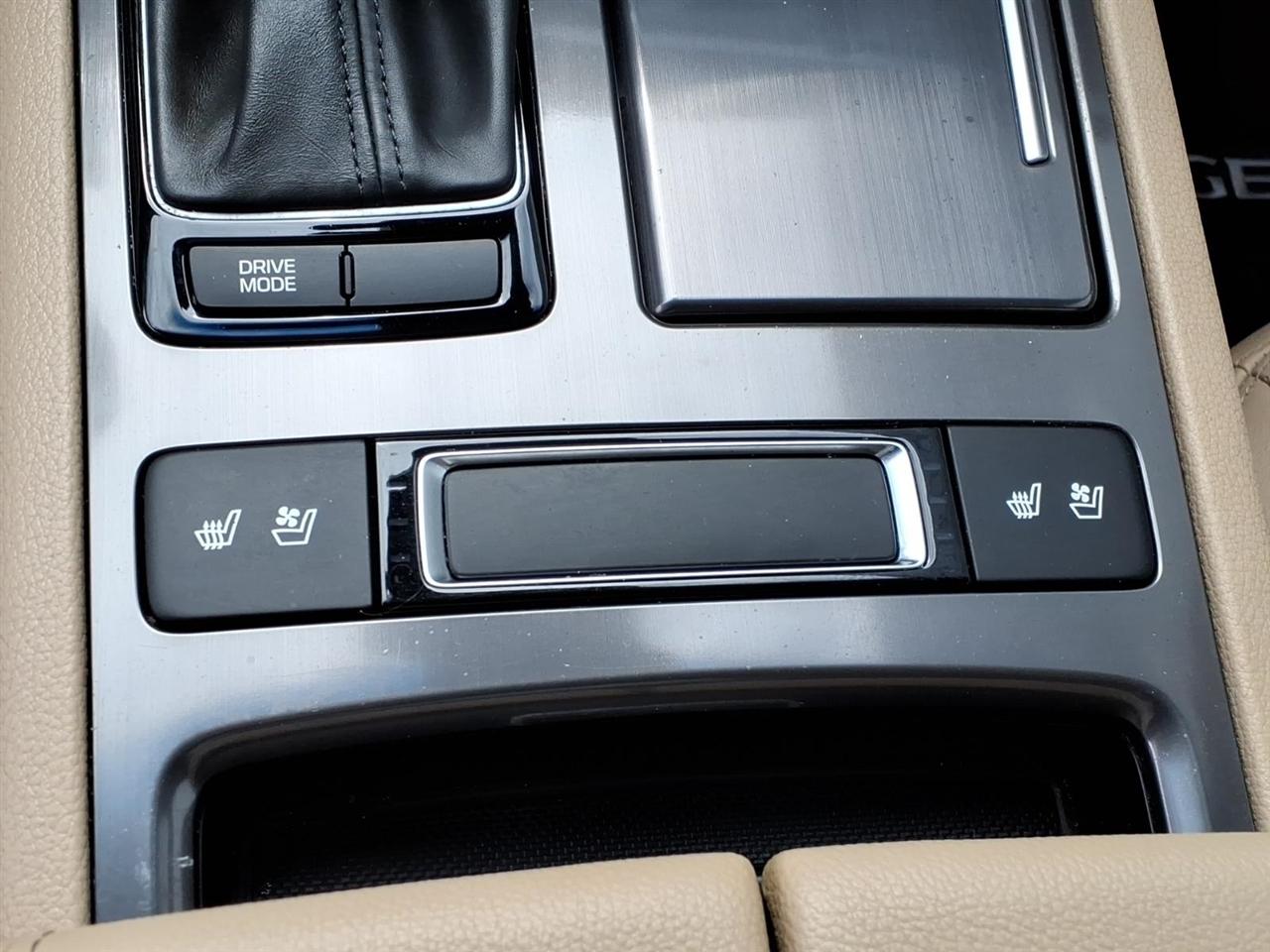 Hyundai Genesis 4dr Sdn V6 3.8L RWD 2015