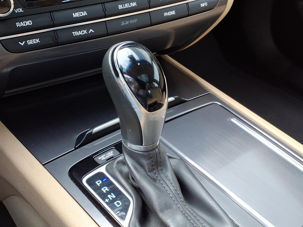 Hyundai Genesis 4dr Sdn V6 3.8L RWD 2015