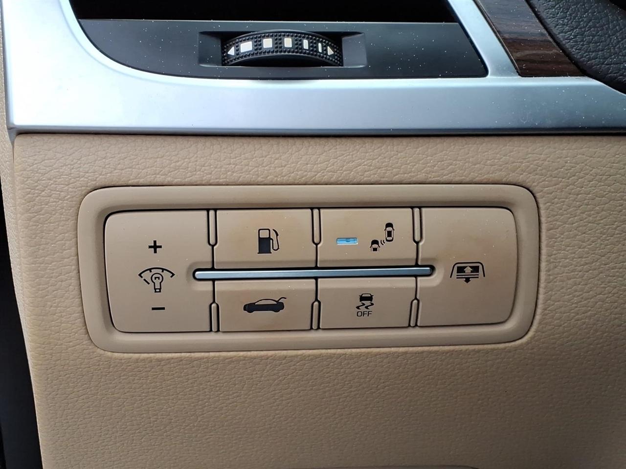 Hyundai Genesis 4dr Sdn V6 3.8L RWD 2015