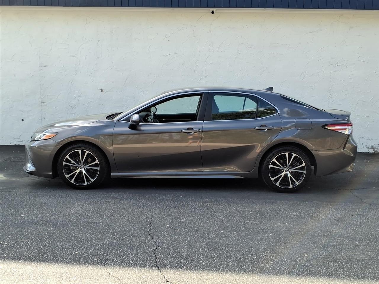 Toyota Camry SE Auto (Natl) 2020