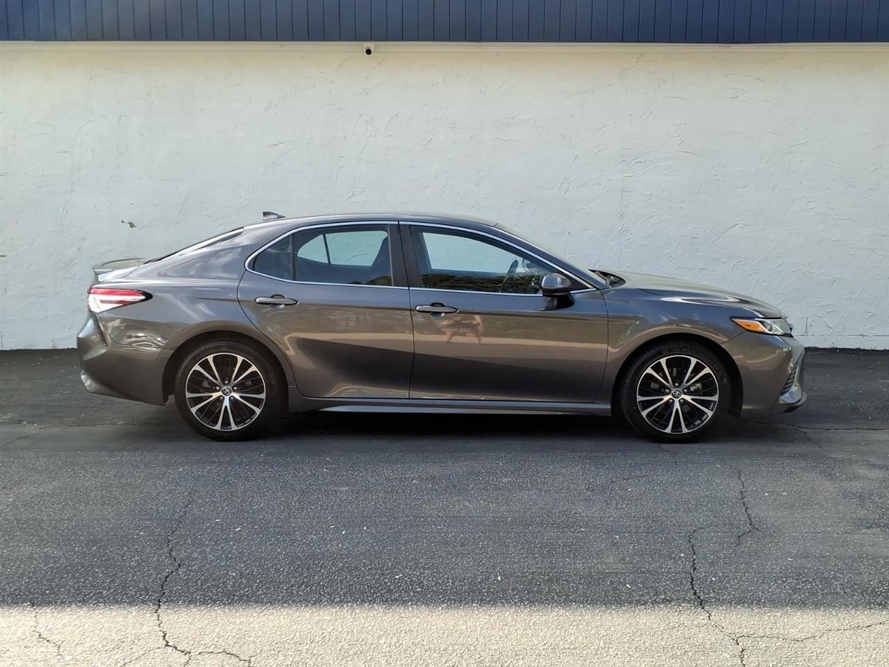 Toyota Camry SE Auto (Natl) 2020