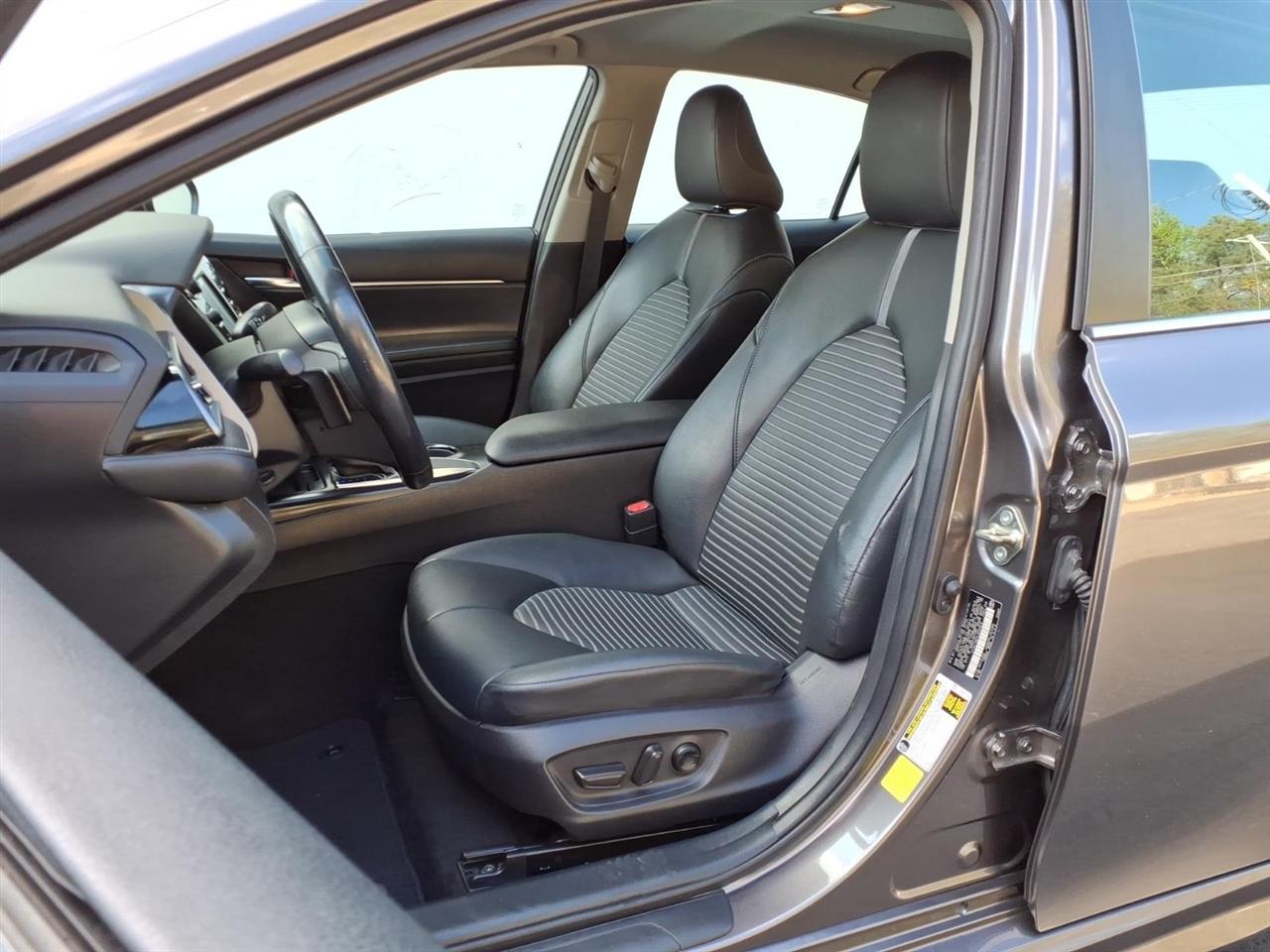 Toyota Camry SE Auto (Natl) 2020