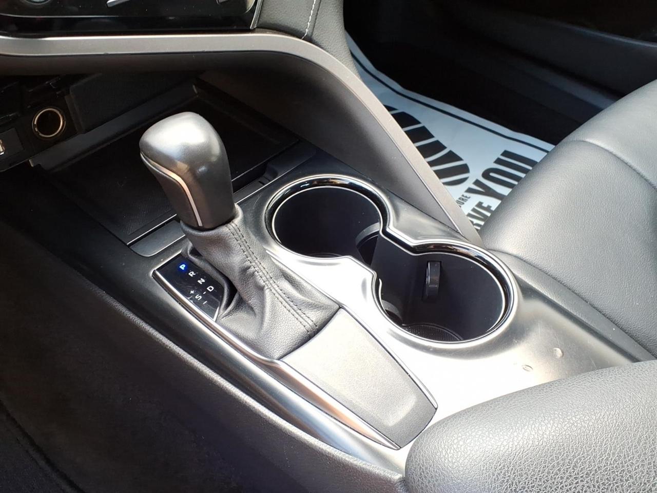 Toyota Camry SE Auto (Natl) 2020