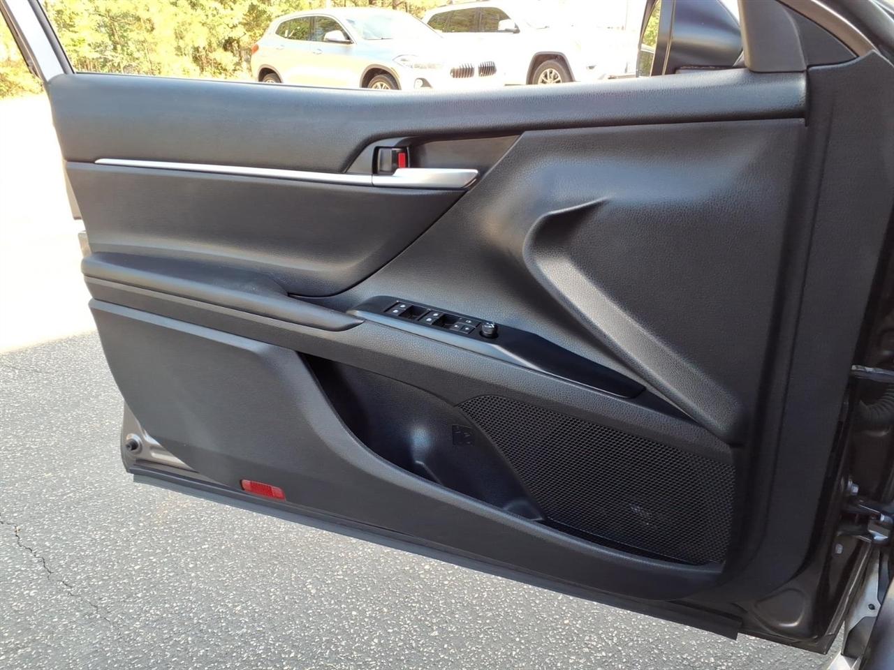 Toyota Camry SE Auto (Natl) 2020