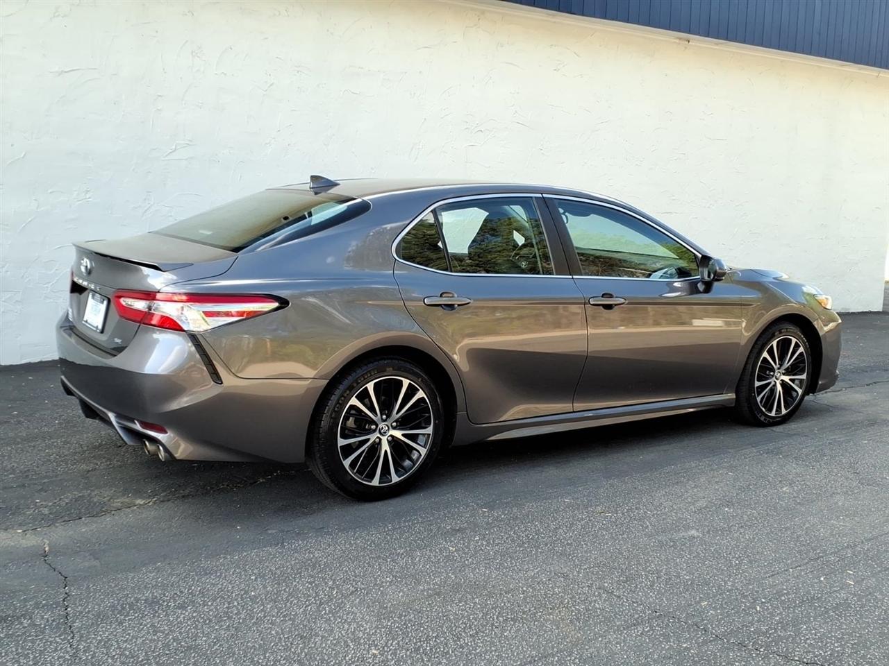 Toyota Camry SE Auto (Natl) 2020