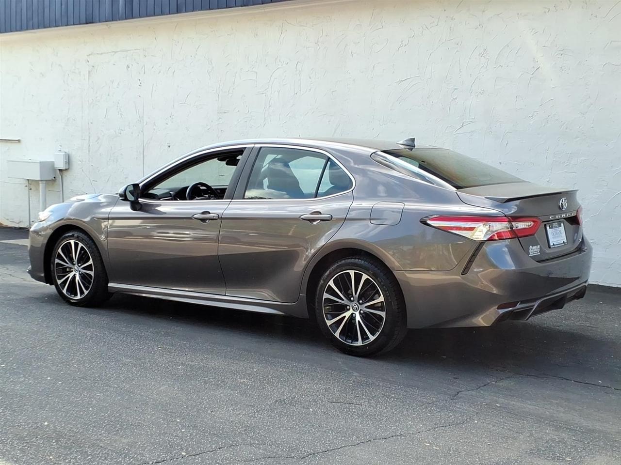 Toyota Camry SE Auto (Natl) 2020