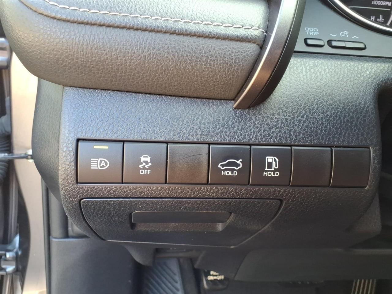 Toyota Camry SE Auto (Natl) 2020