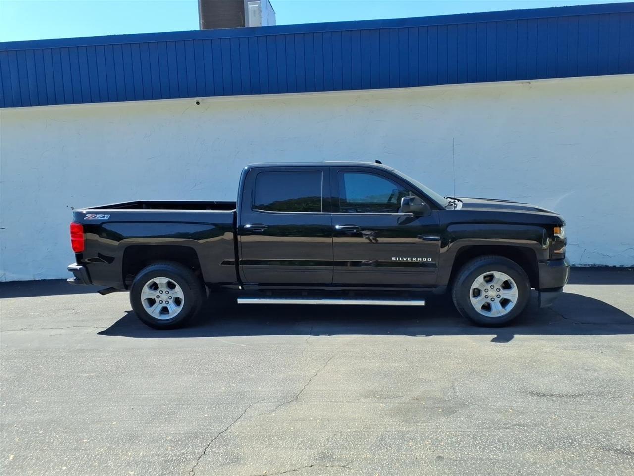 Chevrolet Silverado 1500 4WD Crew Cab 143.5" LT w/2LT 2017