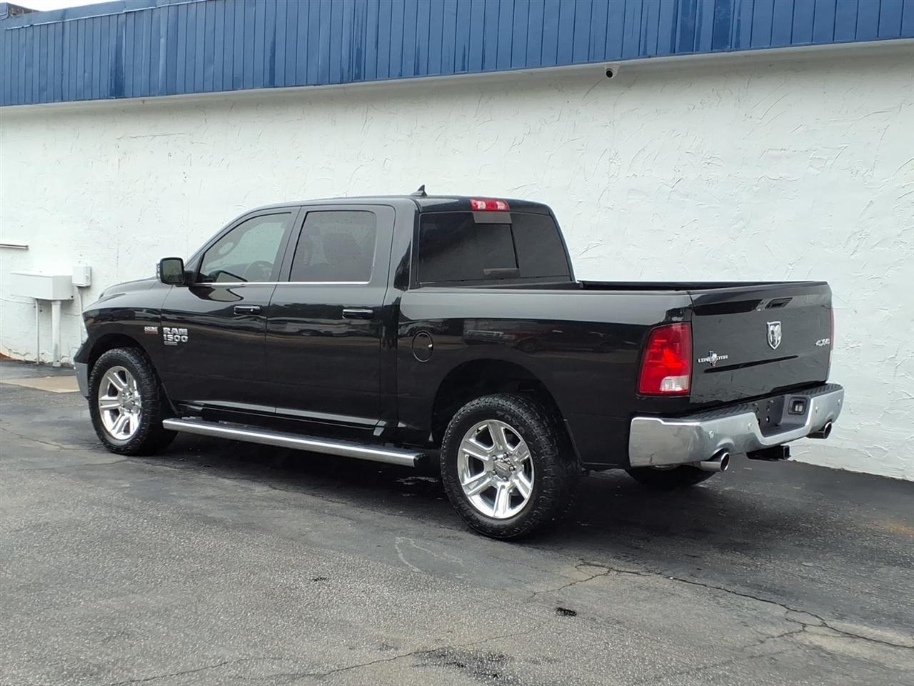 RAM 1500 Classic Lone Star Silver 4x4 Crew Cab 5'7" Box 2019