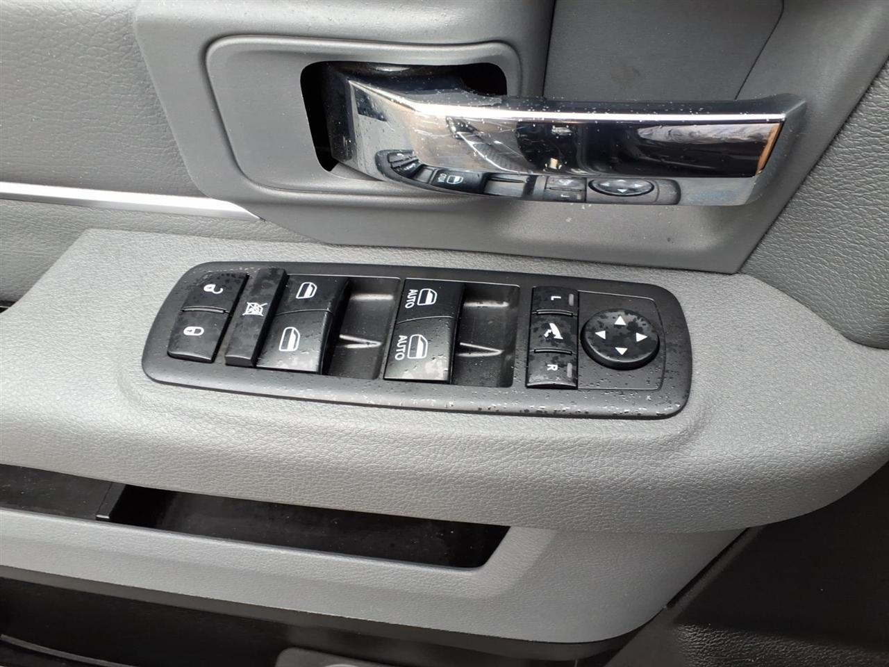 RAM 1500 Classic Lone Star Silver 4x4 Crew Cab 5'7" Box 2019