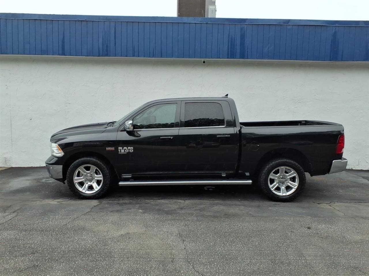 RAM 1500 Classic Lone Star Silver 4x4 Crew Cab 5'7" Box 2019