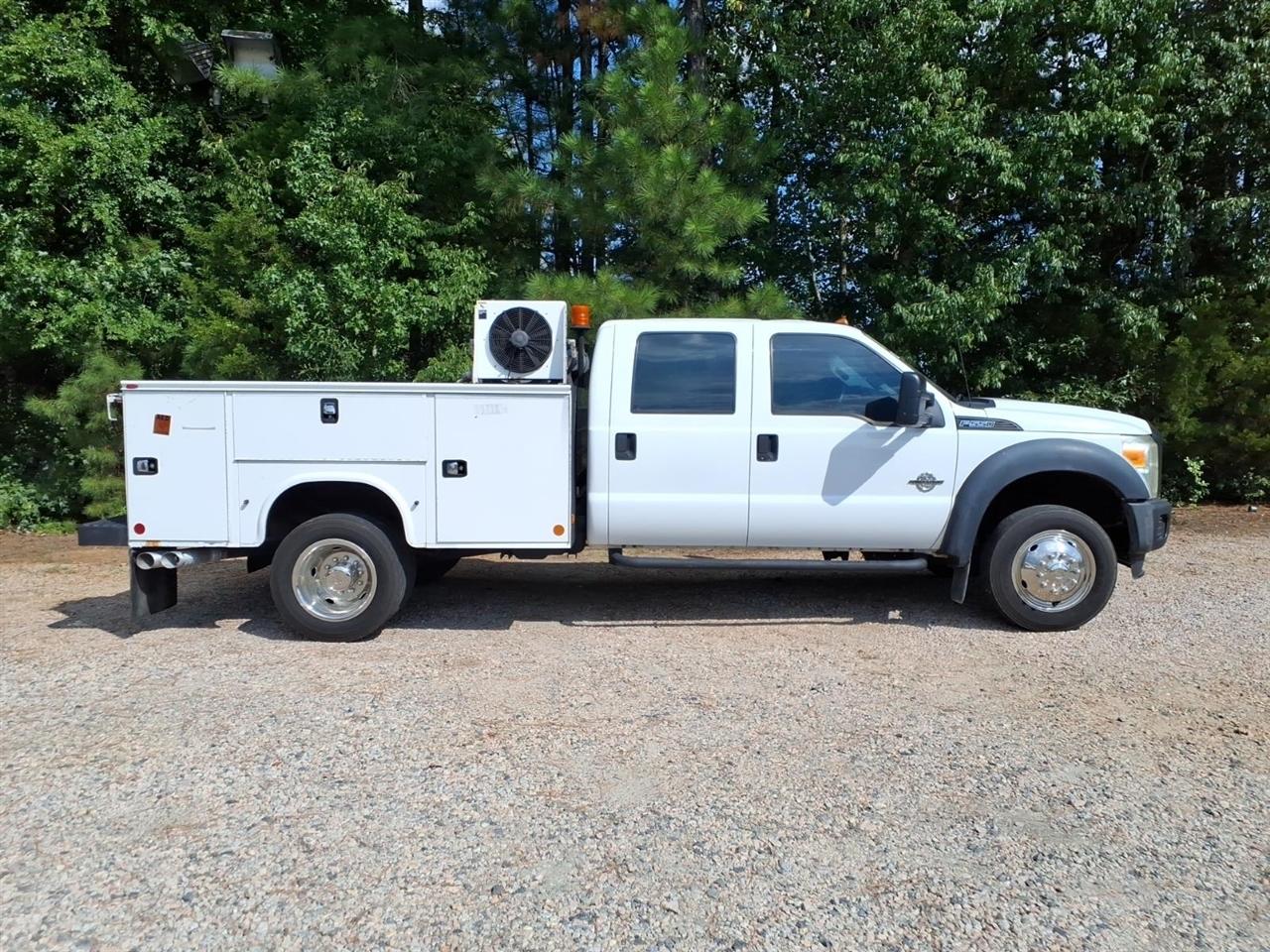 Ford Super Duty F-550 DRW 2WD Crew Cab 176" WB 60" CA Lariat 2015