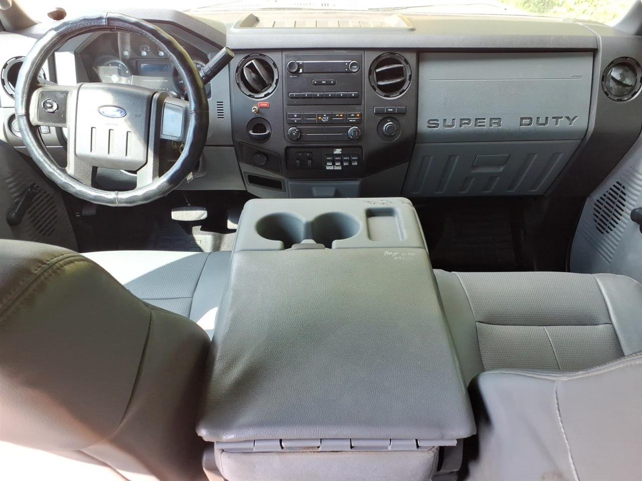 Ford Super Duty F-550 DRW 2WD Crew Cab 176" WB 60" CA Lariat 2015