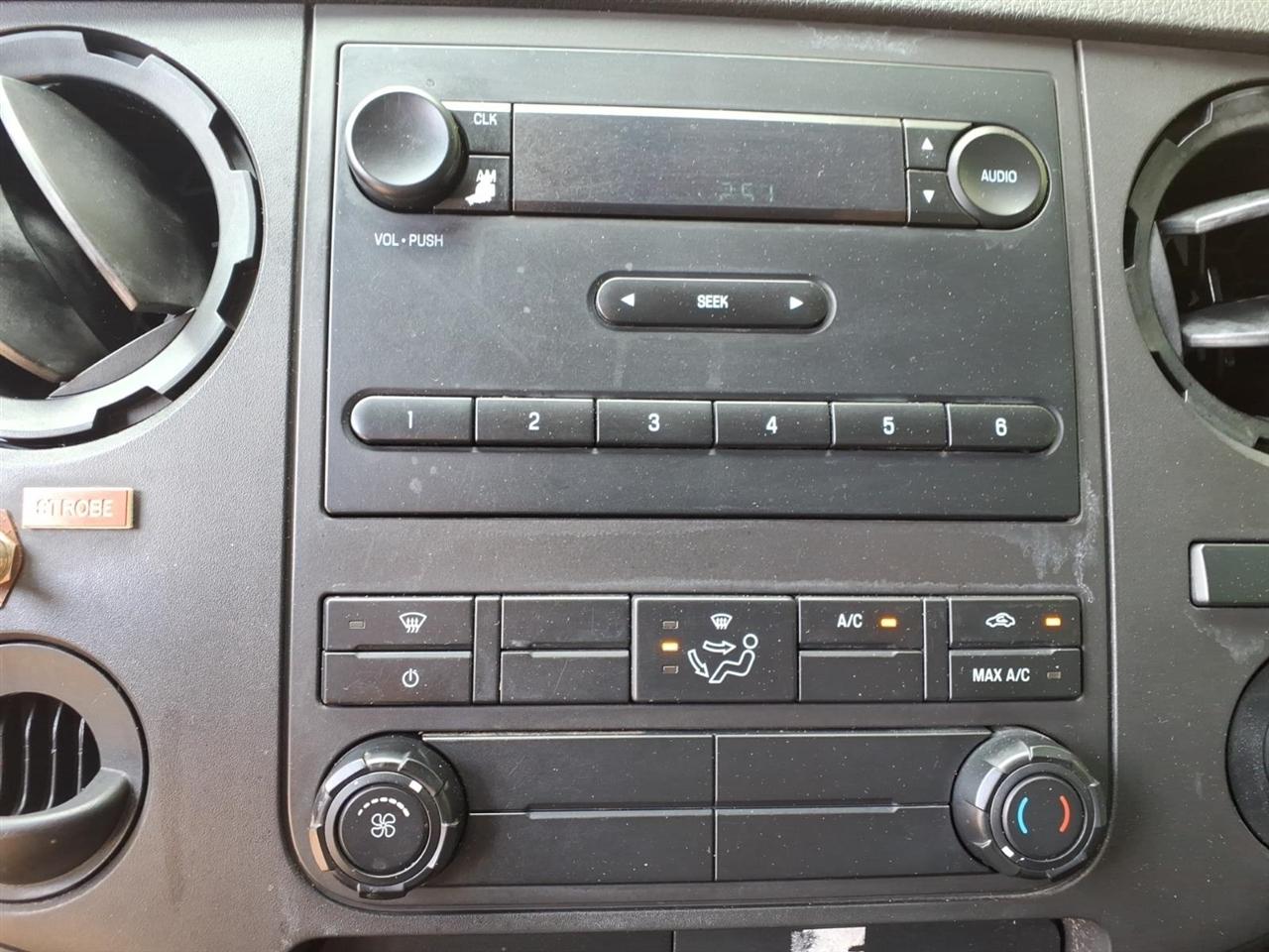Ford Super Duty F-550 DRW 2WD Crew Cab 176" WB 60" CA XL 2015
