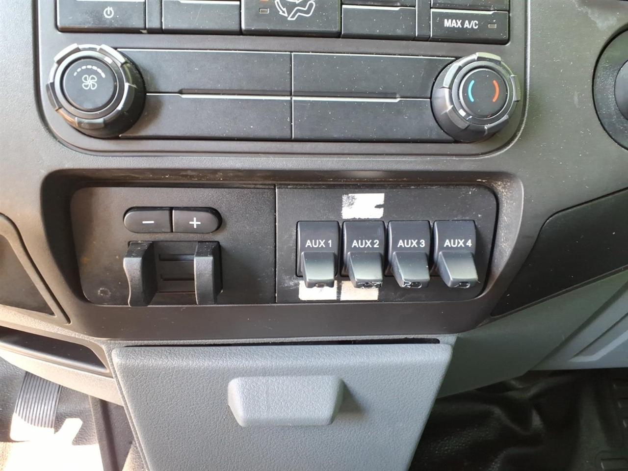 Ford Super Duty F-550 DRW 2WD Crew Cab 176" WB 60" CA XL 2015
