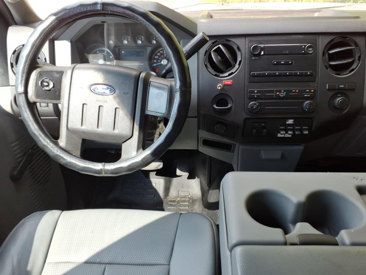 Ford Super Duty F-550 DRW 2WD Crew Cab 176" WB 60" CA XL 2015