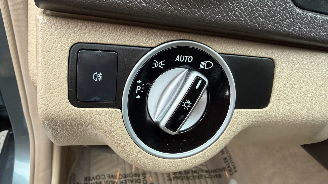 Mercedes-Benz C-Class C250 Luxury Sedan 2012