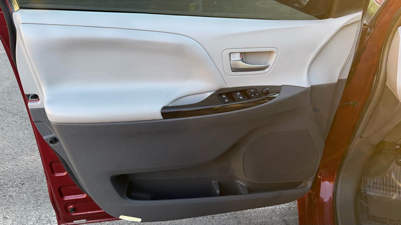 Toyota Sienna XLE 7-Passenger AWD 2017