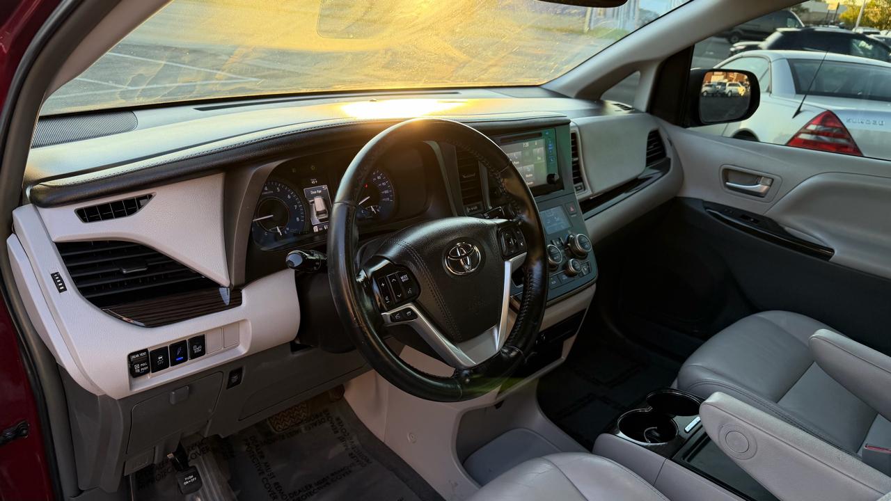 Toyota Sienna XLE 7-Passenger AWD 2017