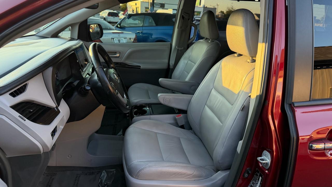 Toyota Sienna XLE 7-Passenger AWD 2017