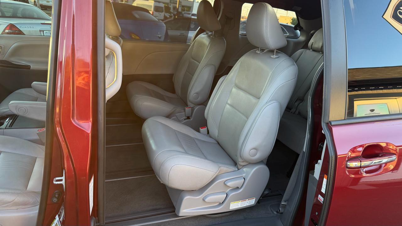 Toyota Sienna XLE 7-Passenger AWD 2017