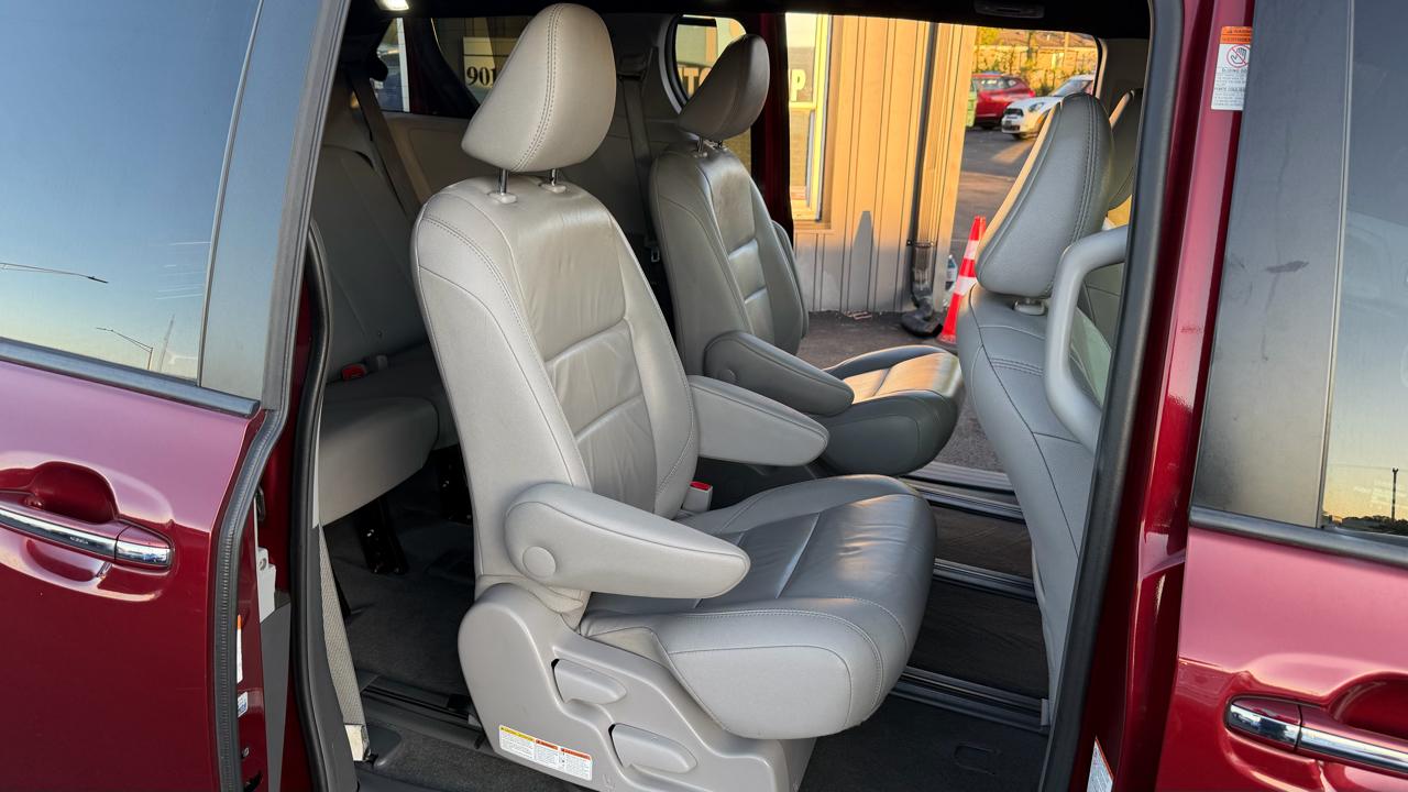 Toyota Sienna XLE 7-Passenger AWD 2017
