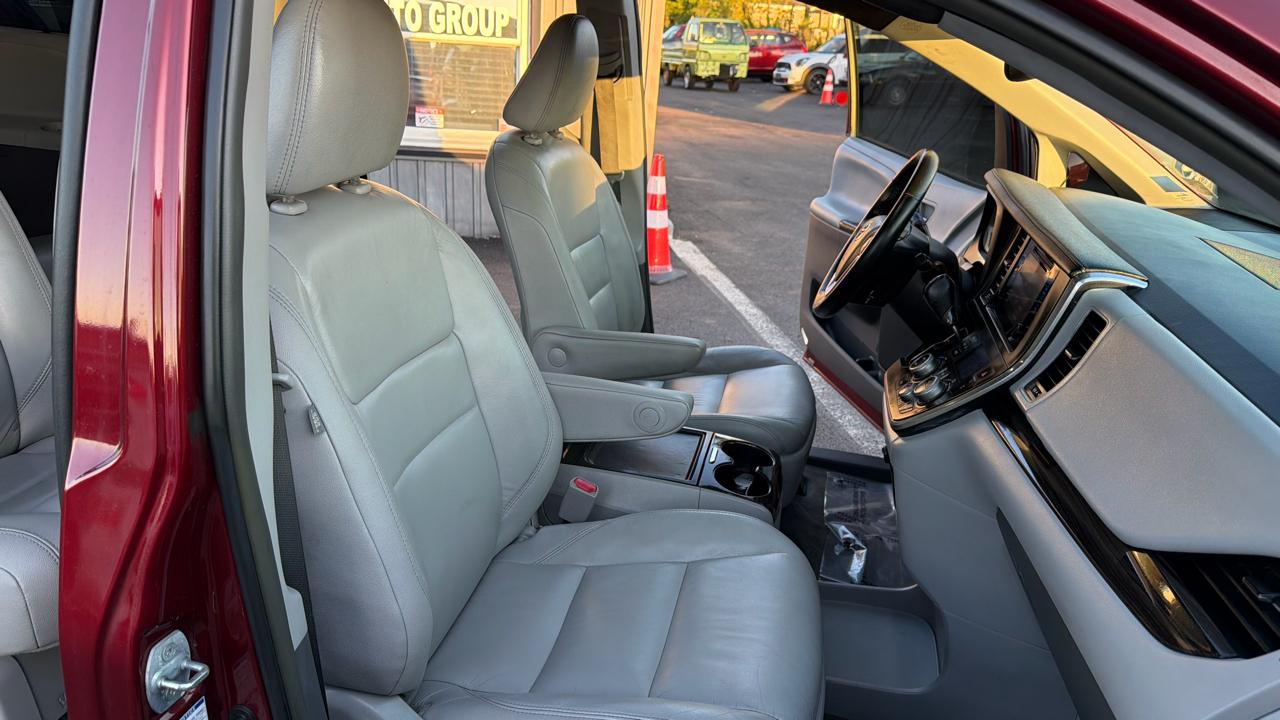 Toyota Sienna XLE 7-Passenger AWD 2017