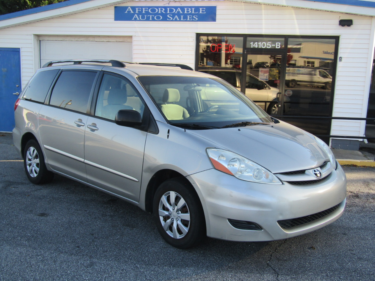 2008 Toyota Sienna LE FWD 8-Passenger Seating