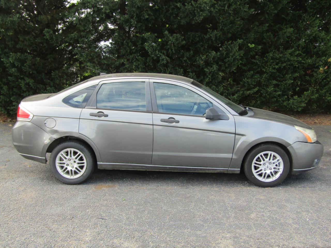 Ford Focus SE Sedan 2010