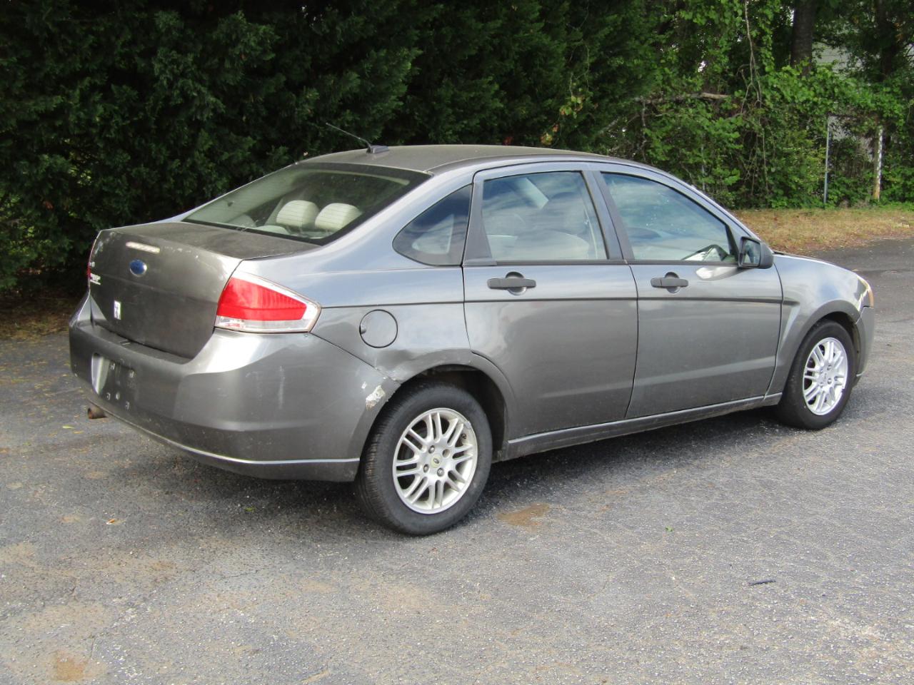 Ford Focus SE Sedan 2010