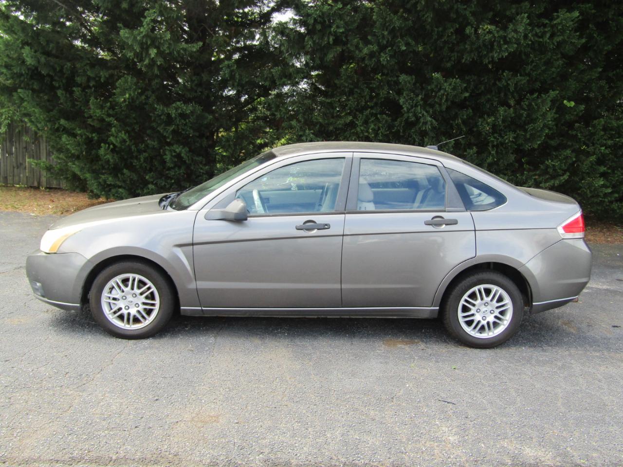 Ford Focus SE Sedan 2010