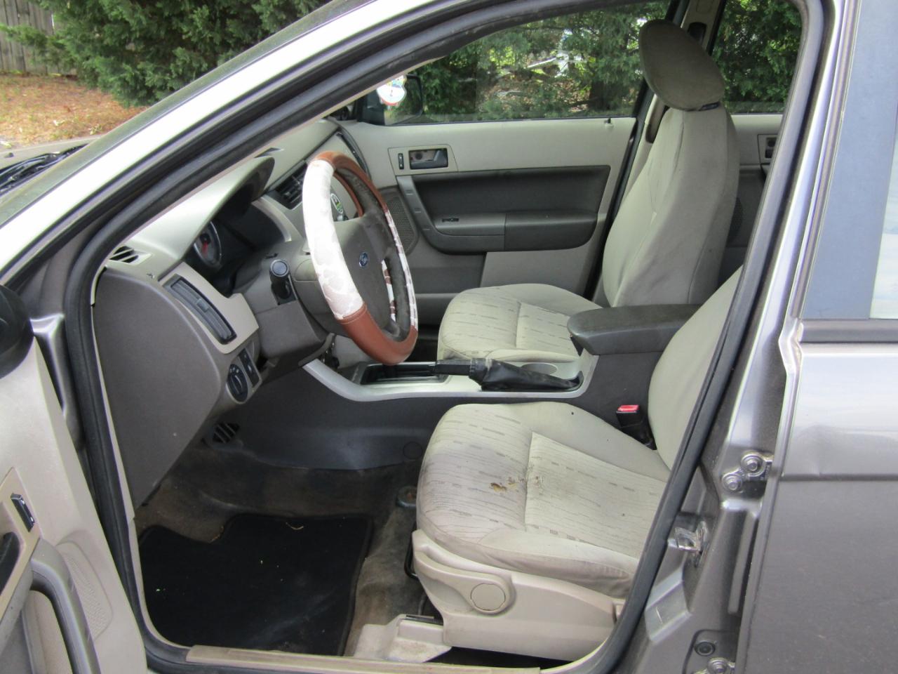 Ford Focus SE Sedan 2010