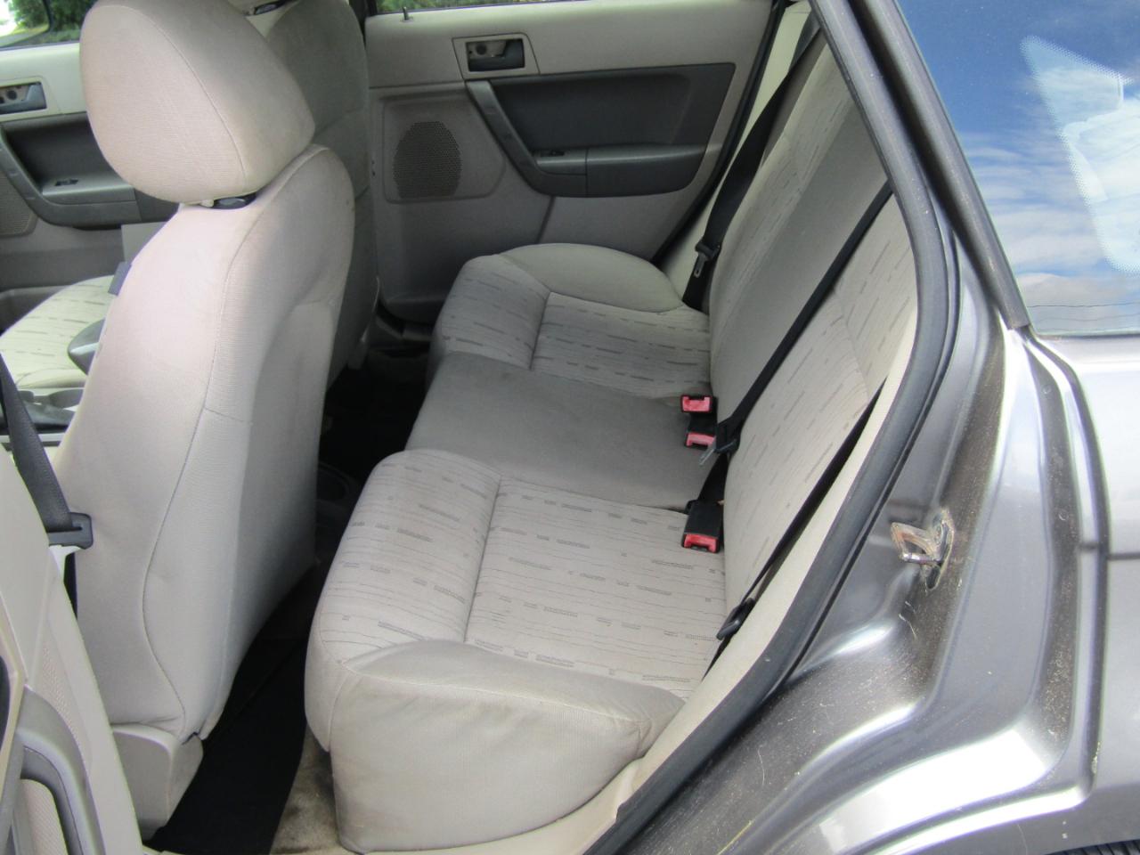 Ford Focus SE Sedan 2010