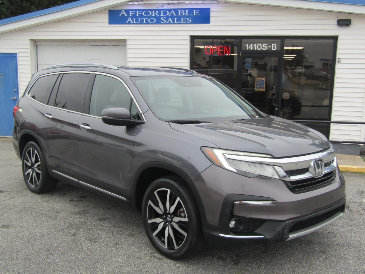 Honda Pilot Touring w/Rear Captain's Chairs 2019