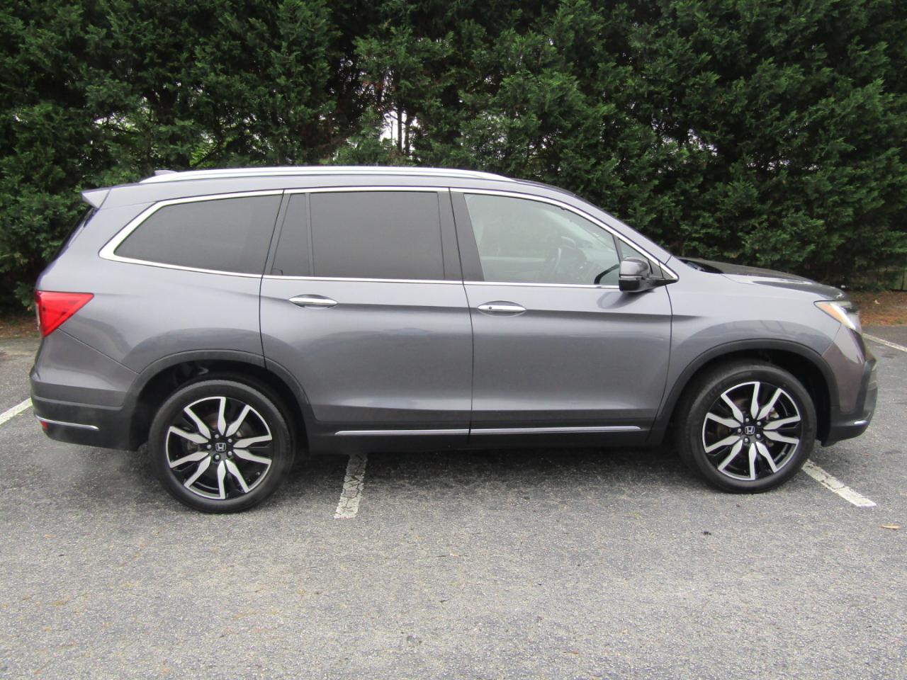 Honda Pilot Touring w/Rear Captain's Chairs 2019