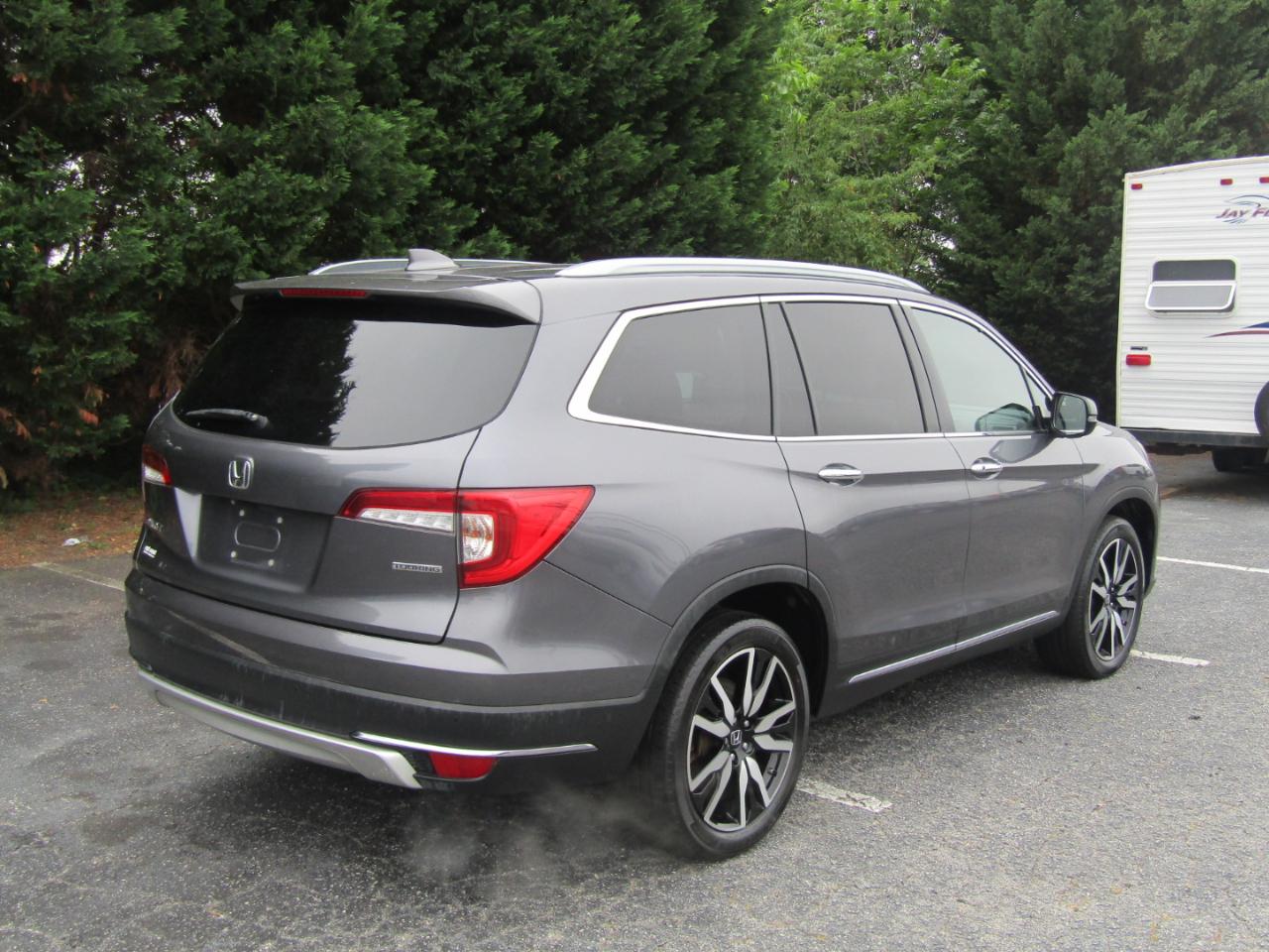 Honda Pilot Touring w/Rear Captain's Chairs 2019