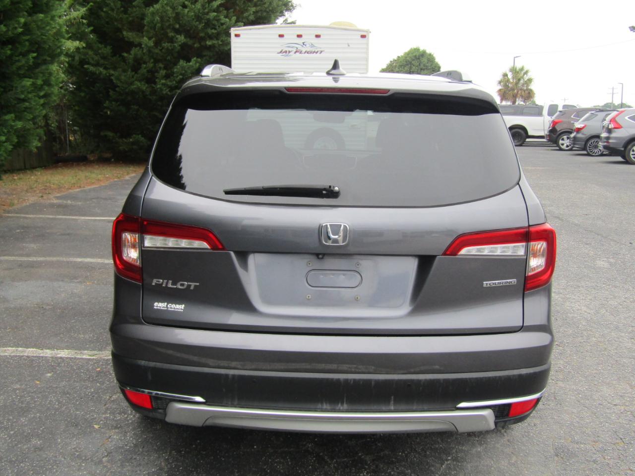 Honda Pilot Touring w/Rear Captain's Chairs 2019