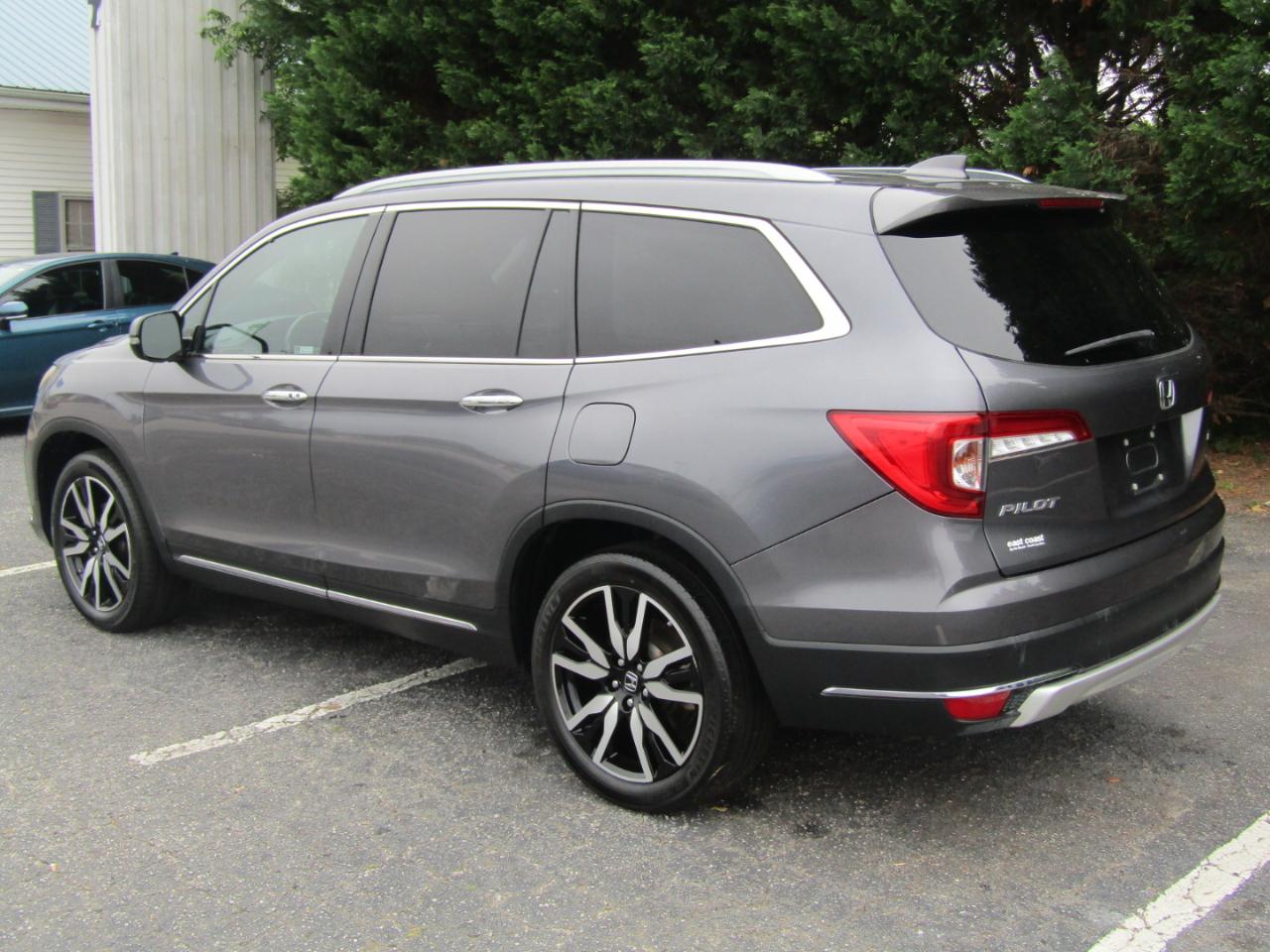 Honda Pilot Touring w/Rear Captain's Chairs 2019