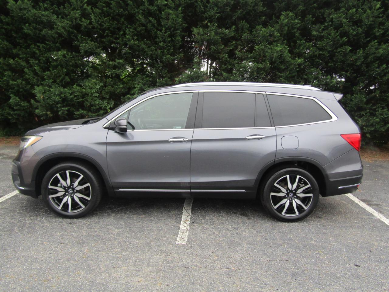 Honda Pilot Touring w/Rear Captain's Chairs 2019