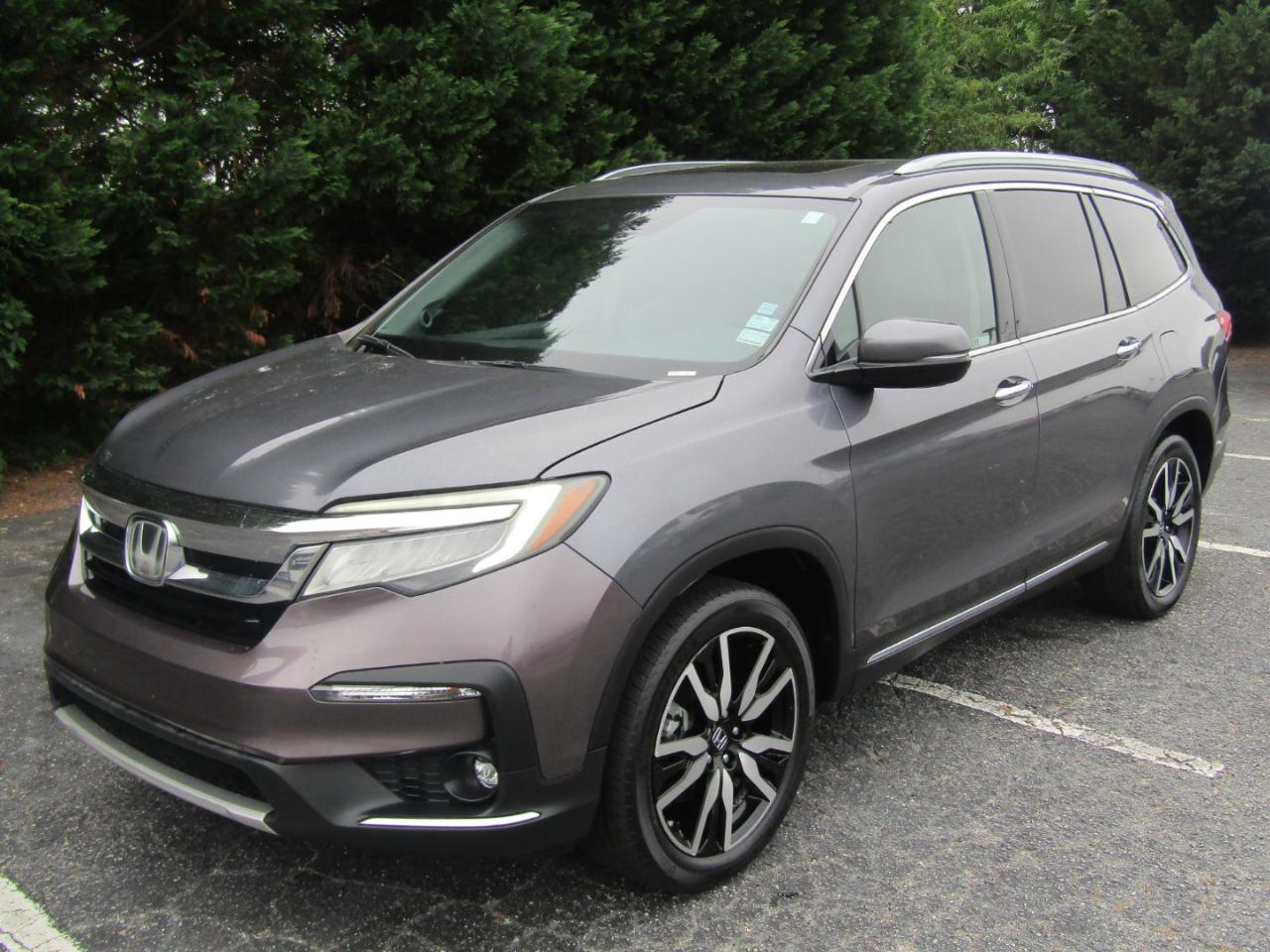 Honda Pilot Touring w/Rear Captain's Chairs 2019