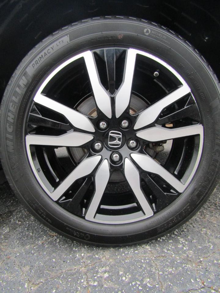 Honda Pilot Touring w/Rear Captain's Chairs 2019