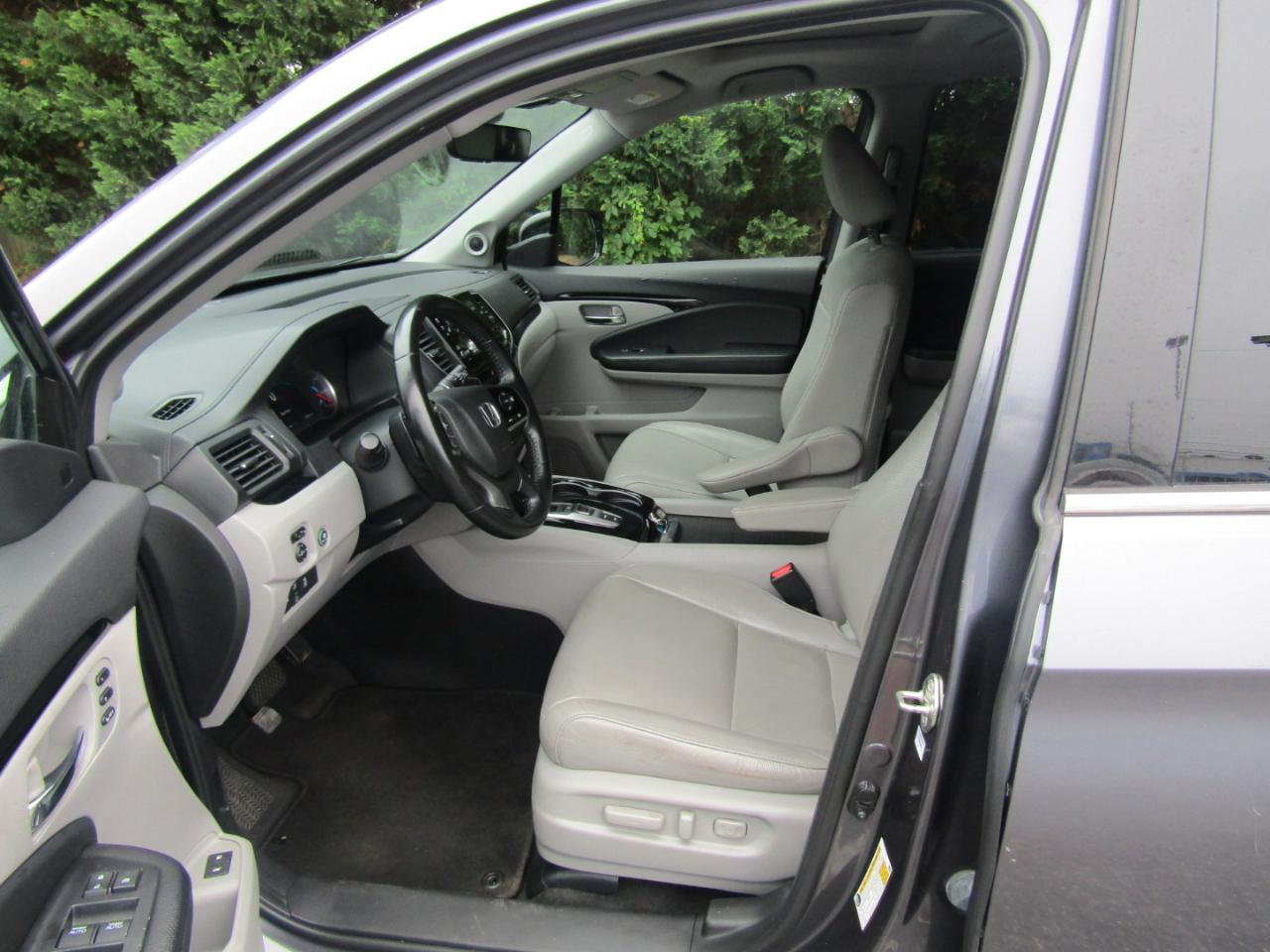 Honda Pilot Touring w/Rear Captain's Chairs 2019