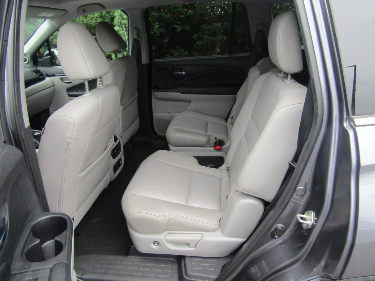 Honda Pilot Touring w/Rear Captain's Chairs 2019
