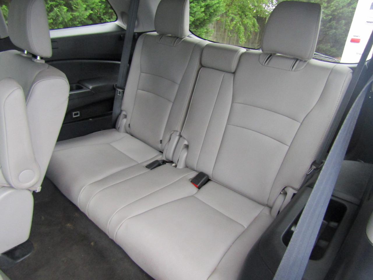 Honda Pilot Touring w/Rear Captain's Chairs 2019