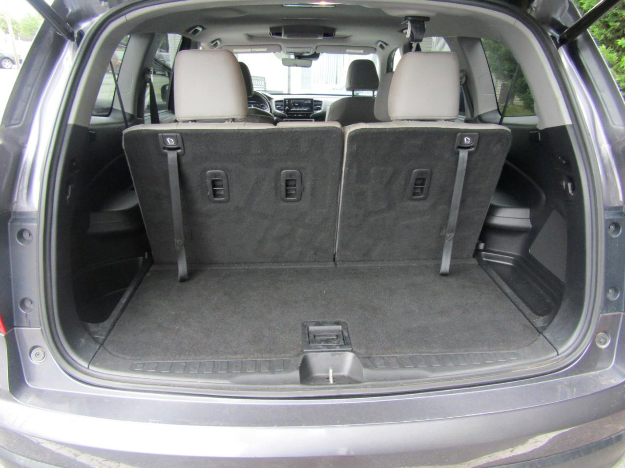 Honda Pilot Touring w/Rear Captain's Chairs 2019