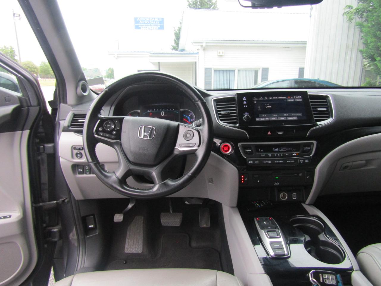 Honda Pilot Touring w/Rear Captain's Chairs 2019