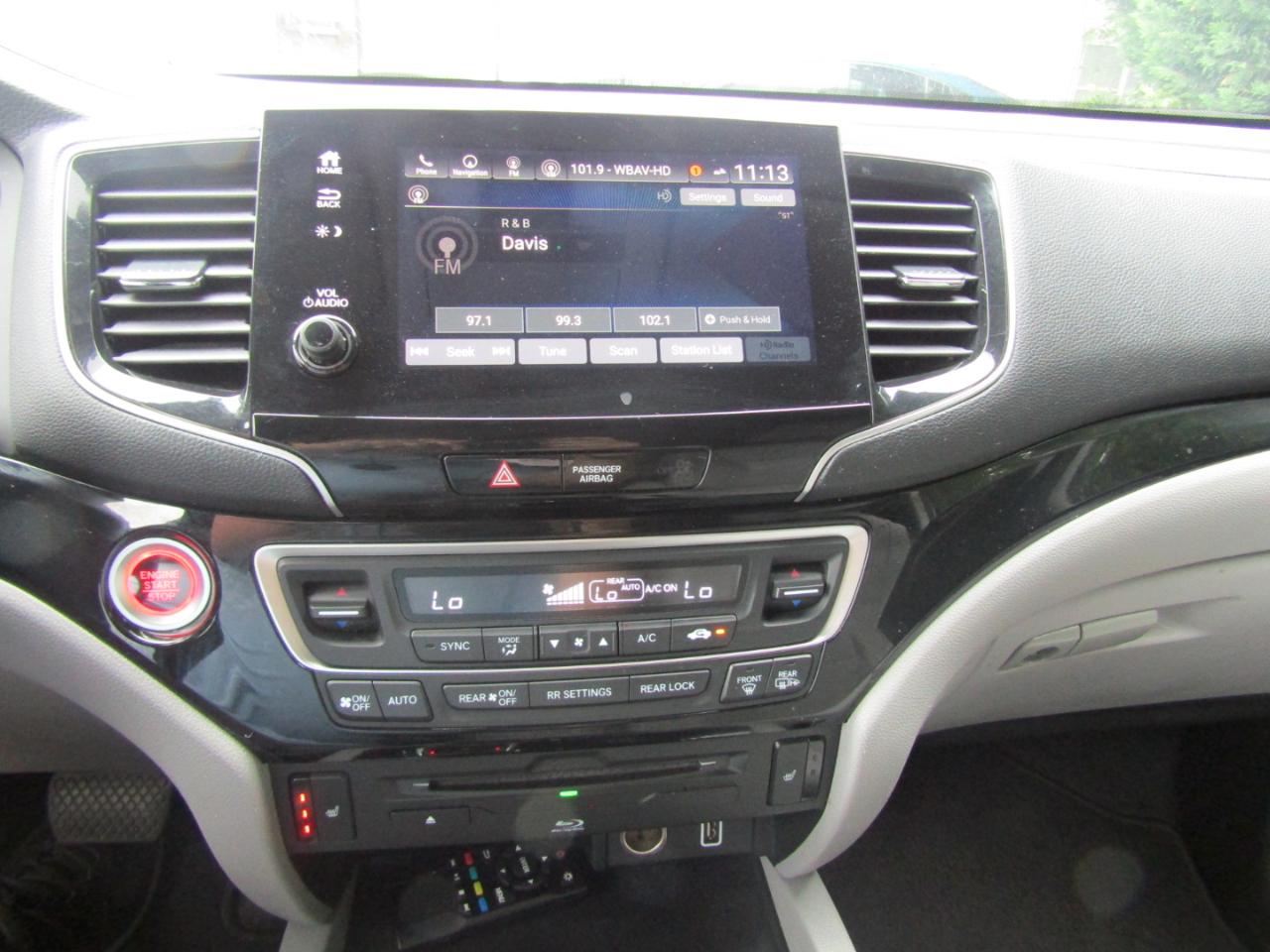 Honda Pilot Touring w/Rear Captain's Chairs 2019