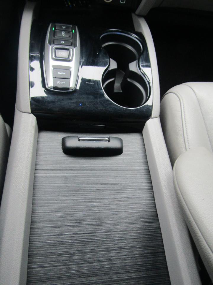 Honda Pilot Touring w/Rear Captain's Chairs 2019