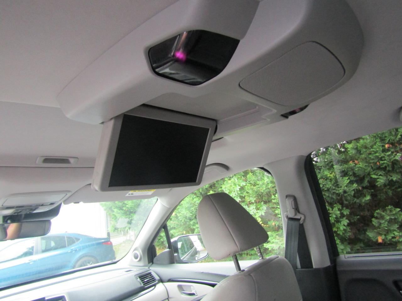 Honda Pilot Touring w/Rear Captain's Chairs 2019